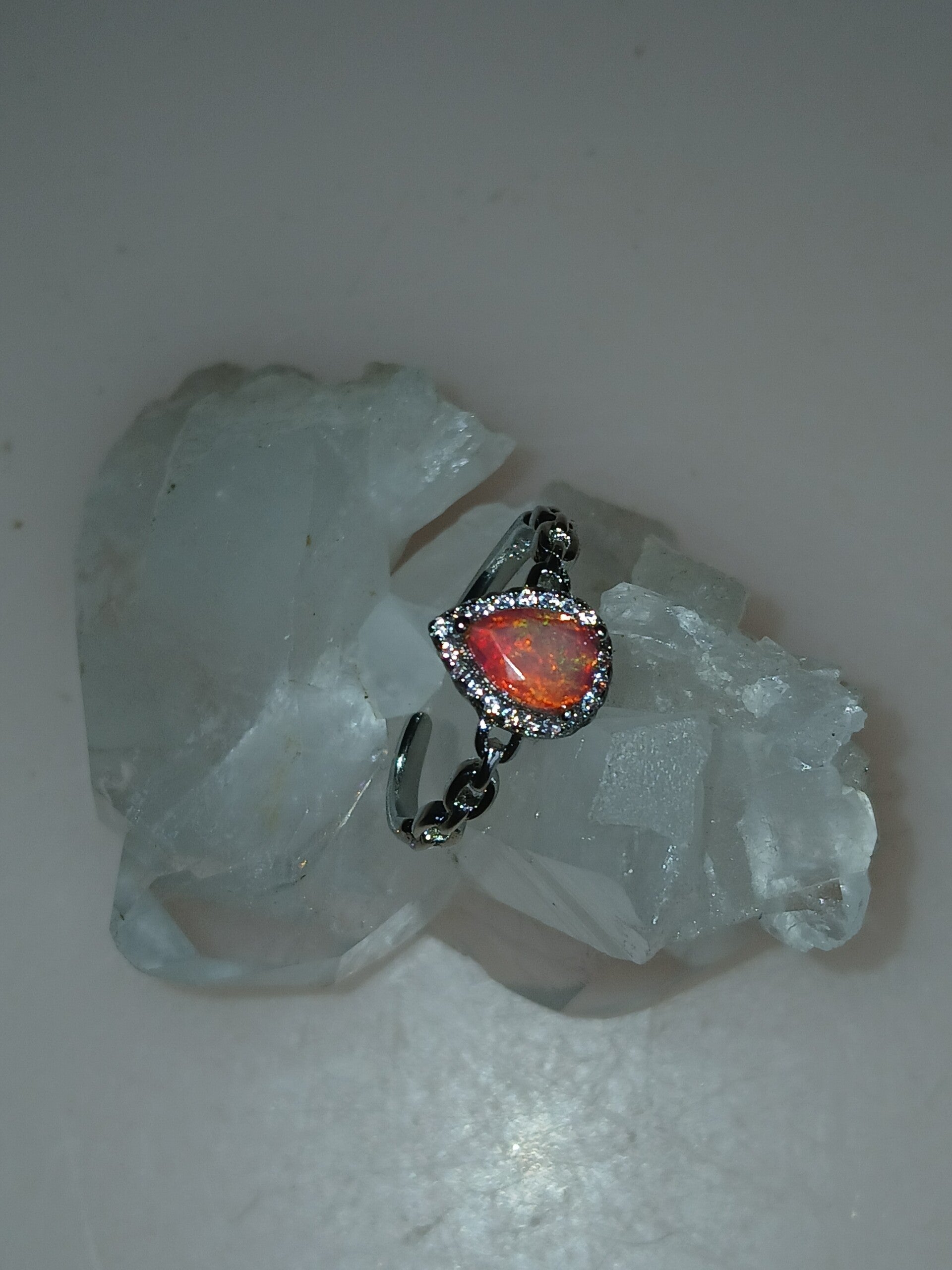 Bague ajustable opale goutte 7x5mm éthiopienne