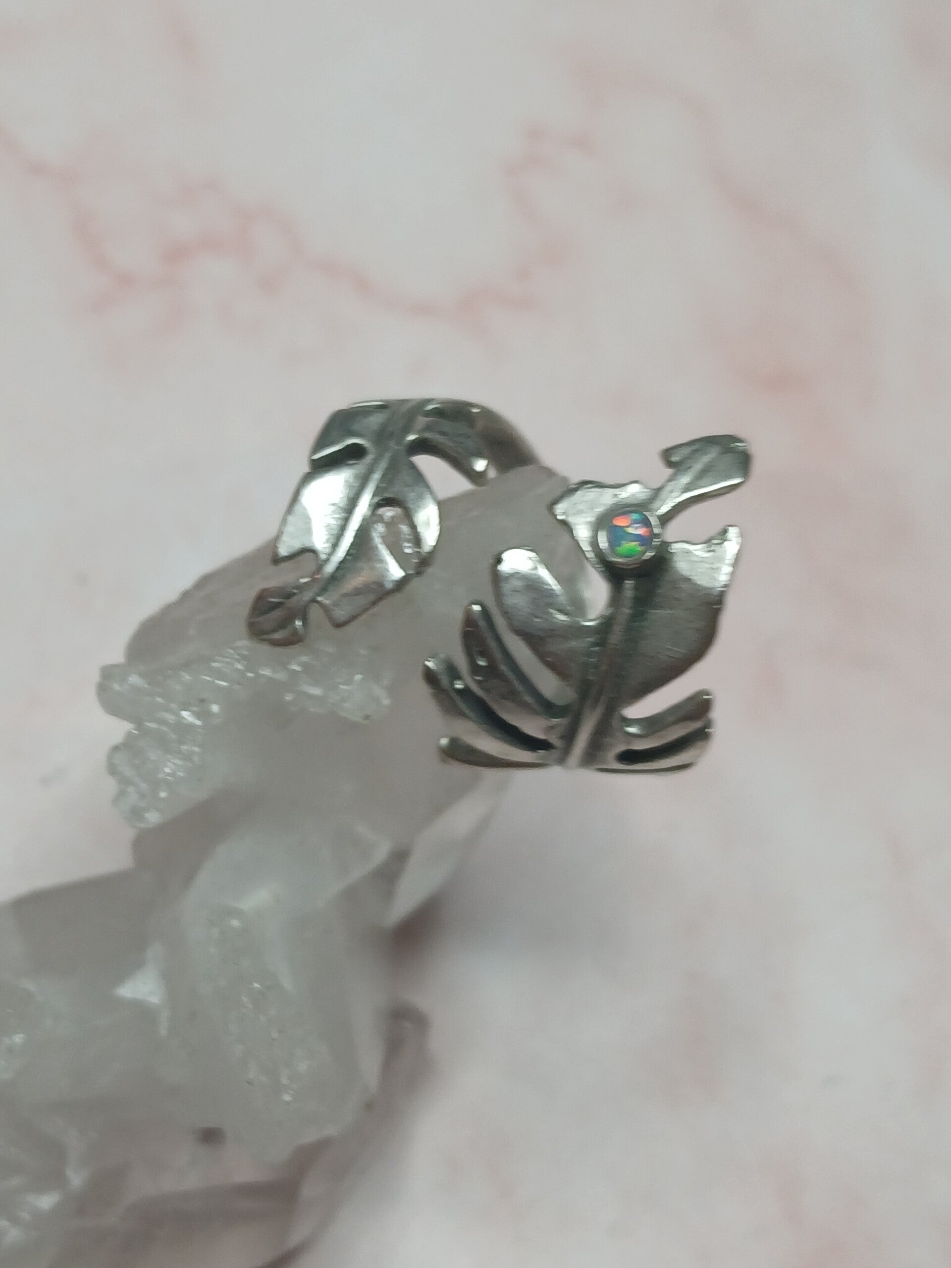 Bague ajustable feuille 3/2mm opale éthiopienne