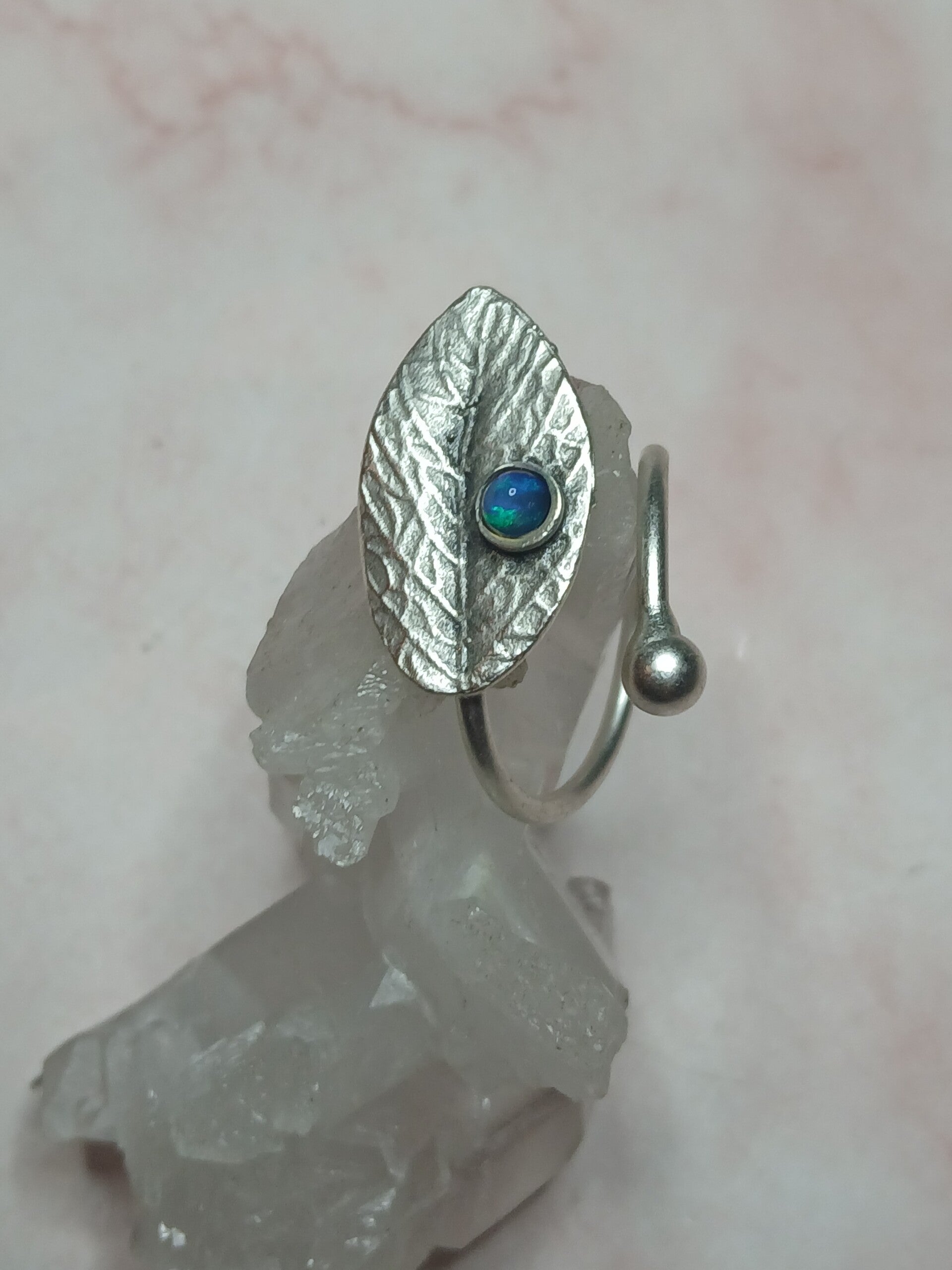 Bague feuille ajustable opale 3/2mm Éthiopienne