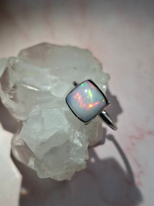 Bague ajustable opale 10mm éthiopienne nacrée