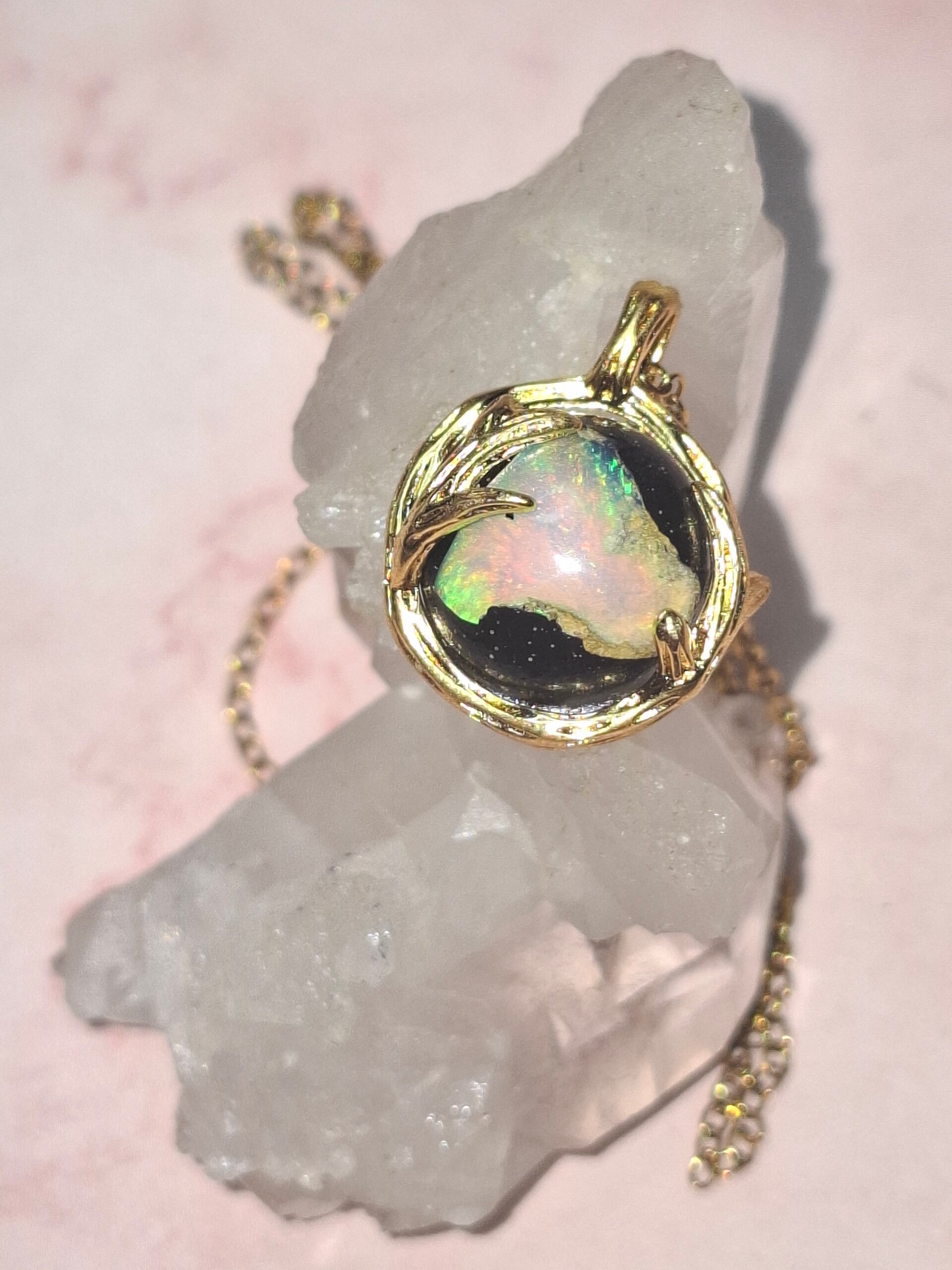 Pendentif sphere 12mm opale éthiopienne matrice volcanique