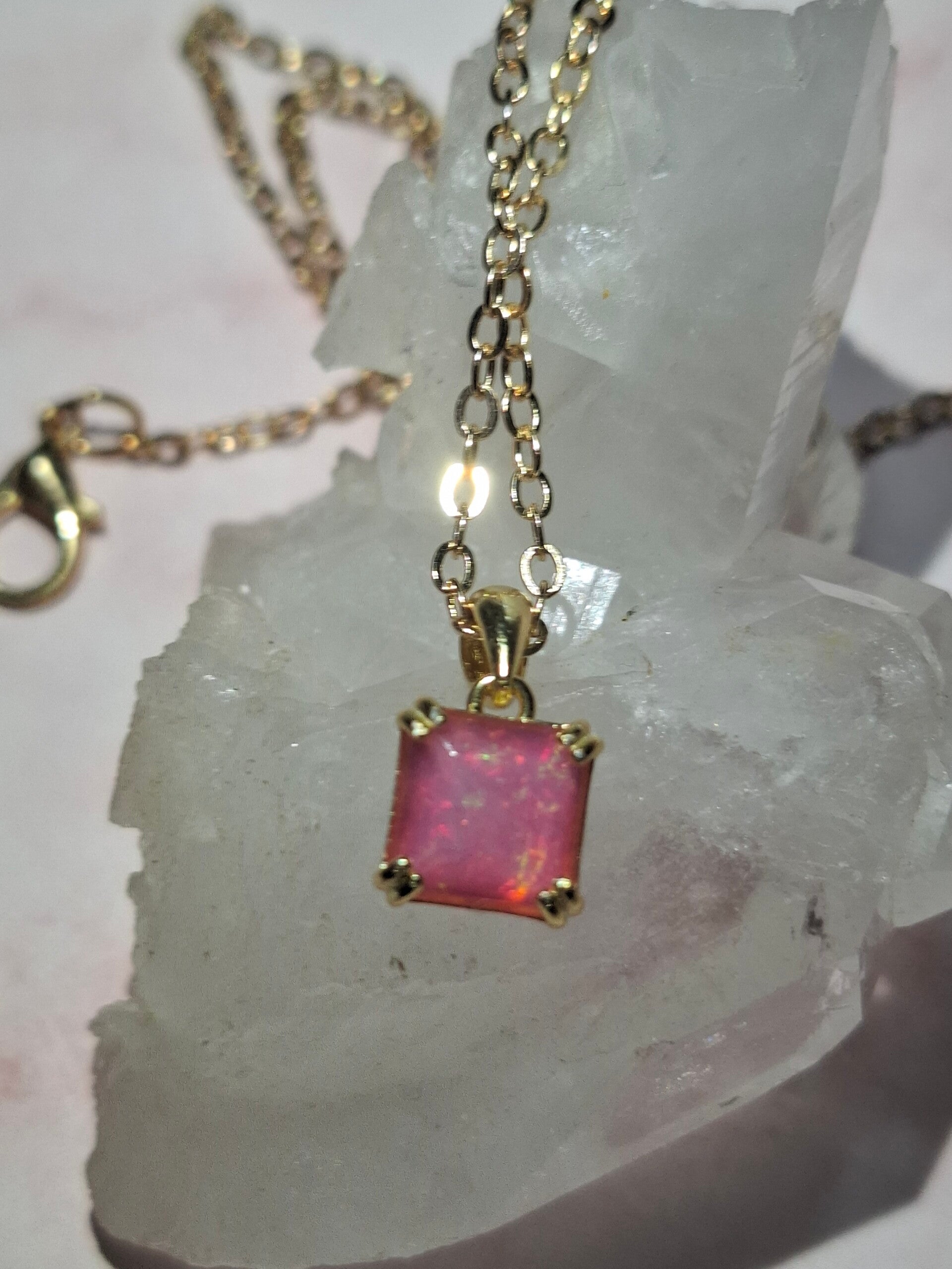 Pendentif s925 doré opale 7mm carré facettes éthiopienne