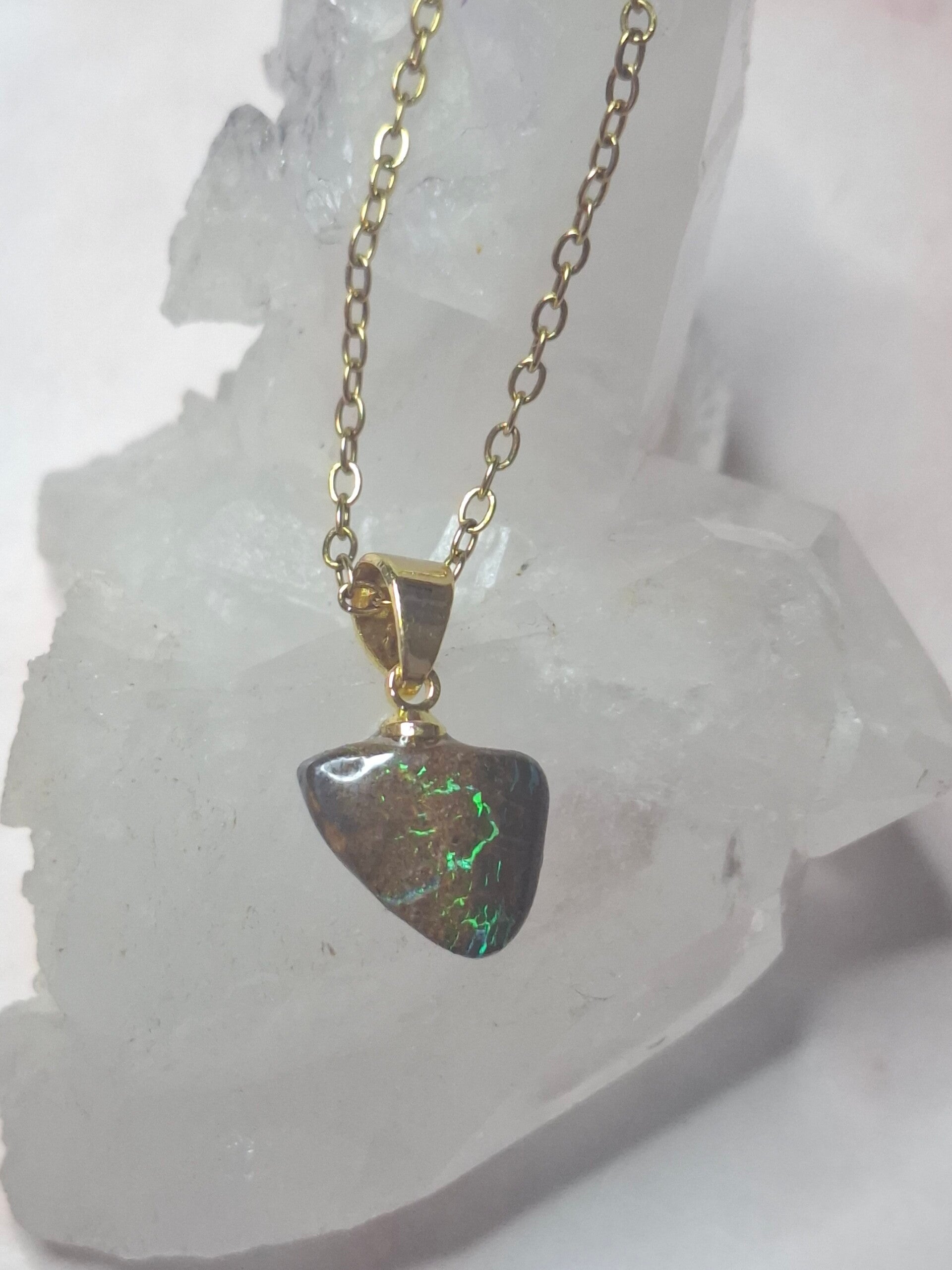 Pendentif opale boulder veine verte australienne