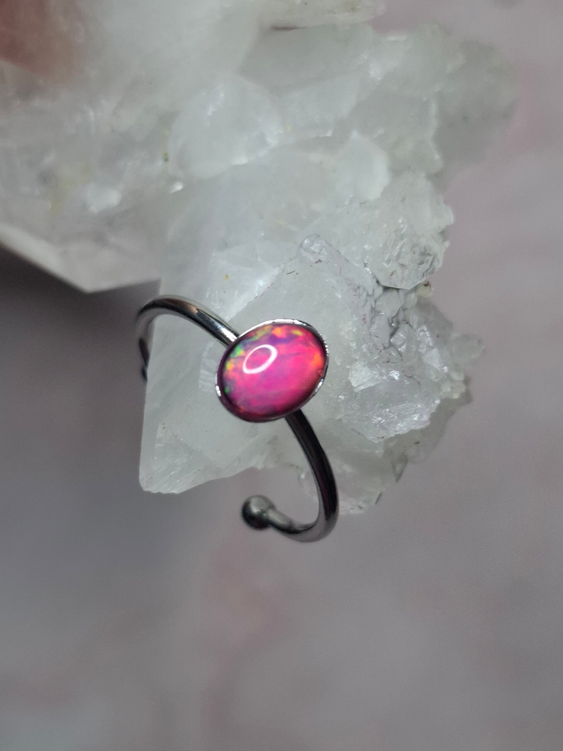 Bague ajustable opale fushia 7x5mm
