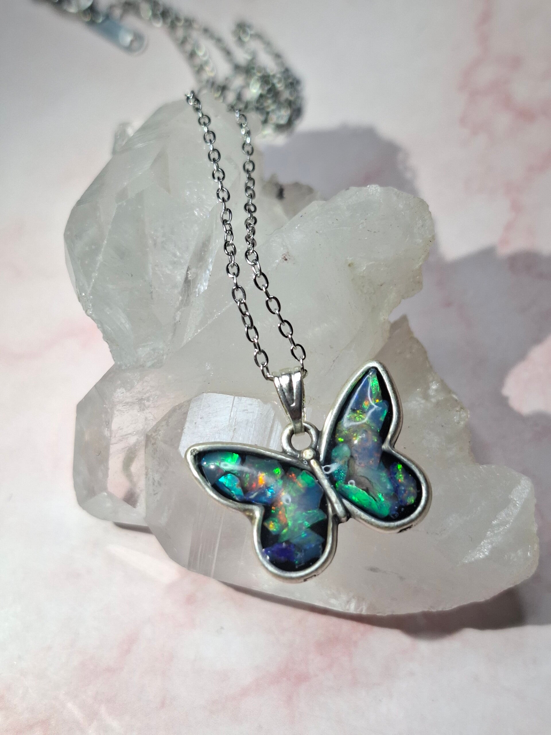 Pendentif papillon eclats opales éthiopiennes
