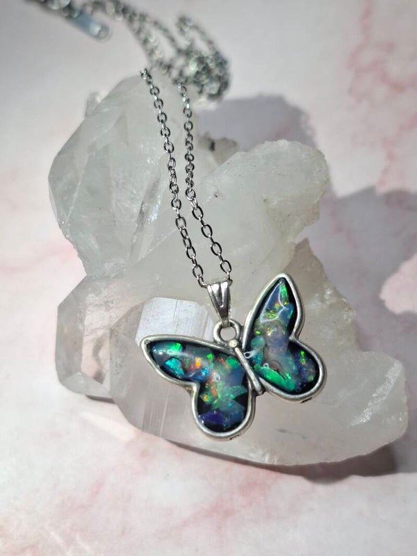 Pendentif papillon eclats opales éthiopiennes