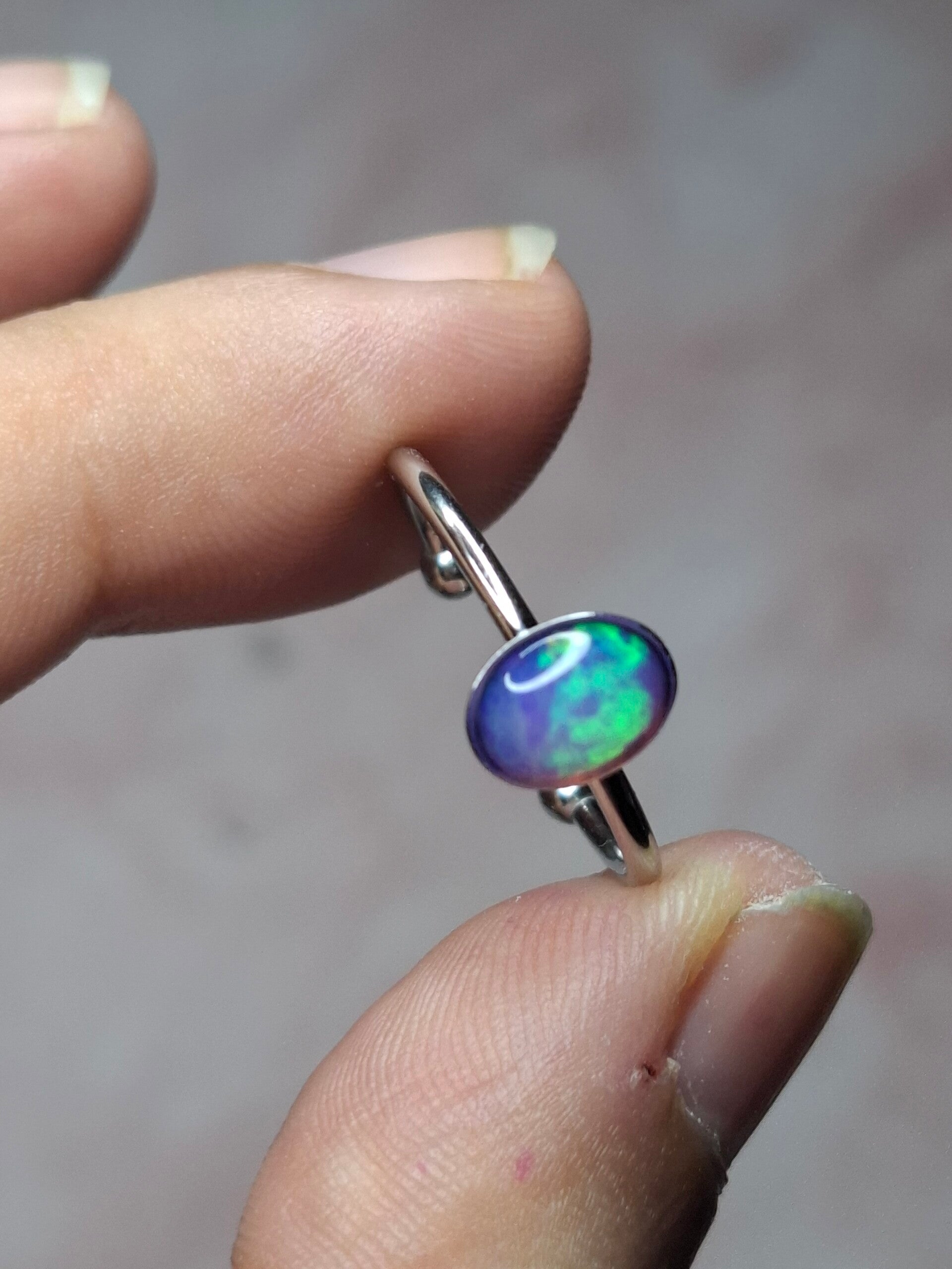 Bague ajustable opale éthiopienne 7x5mm violet