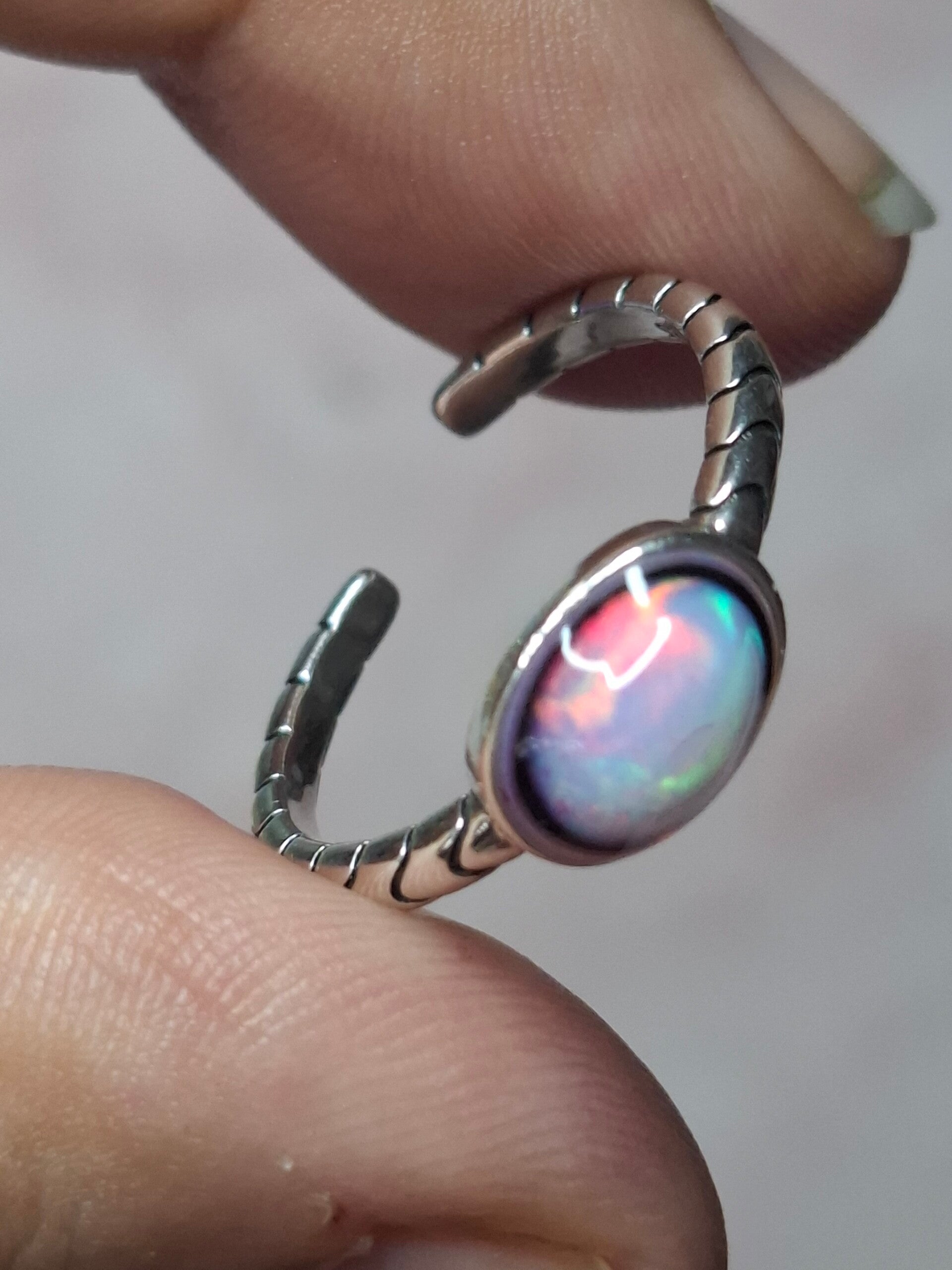 Bague ajustable opale 8x6mm nacré rosé éthiopienne