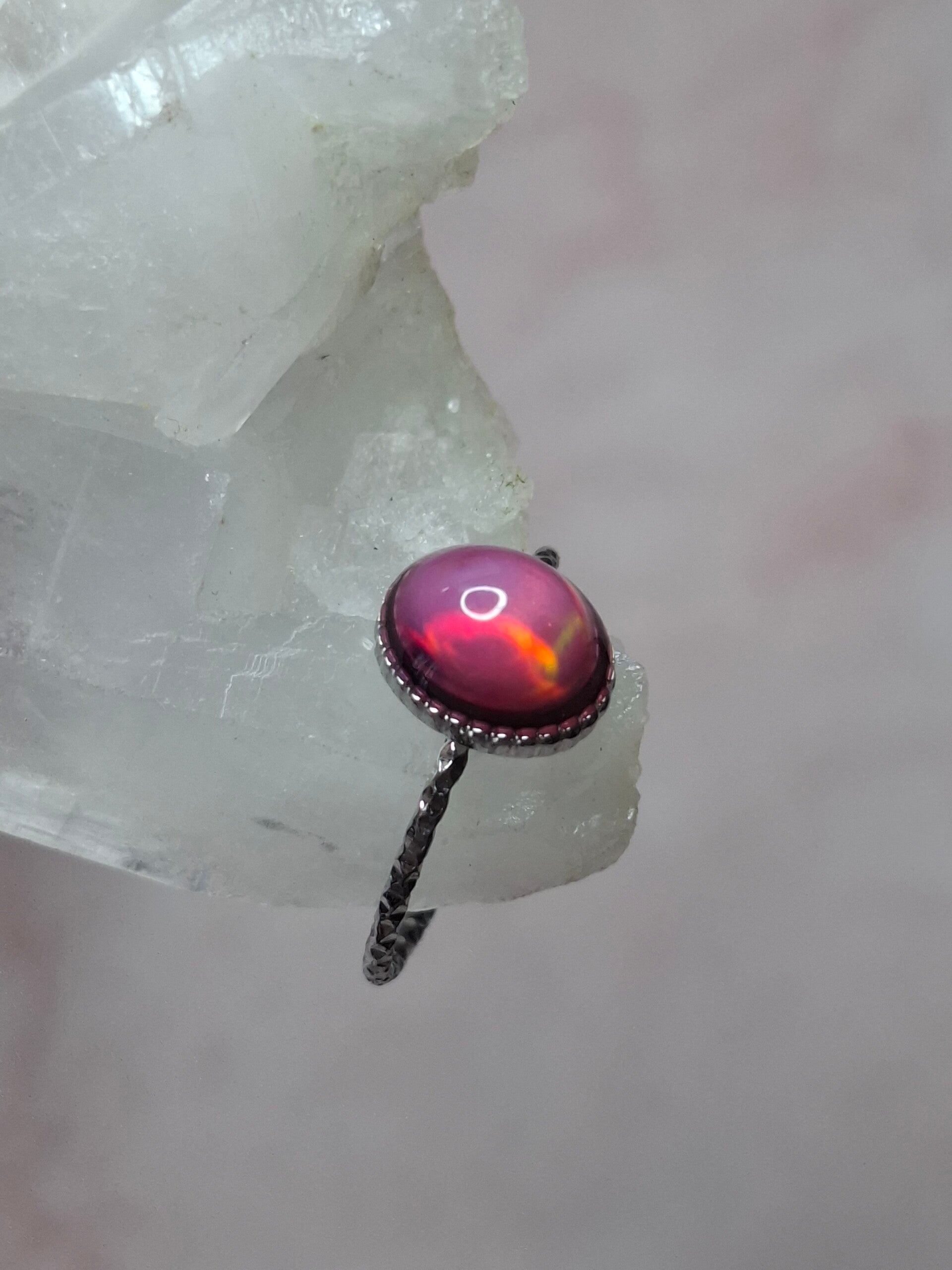 Bague ajustable opale 8x6mm fushia rosé éthiopienne