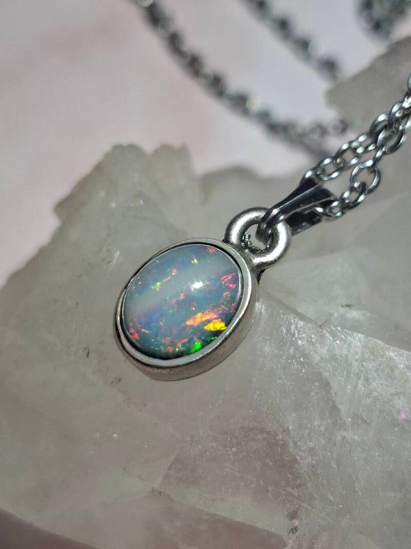 Pendentif opale 9x7mm éthiopienne naturelle