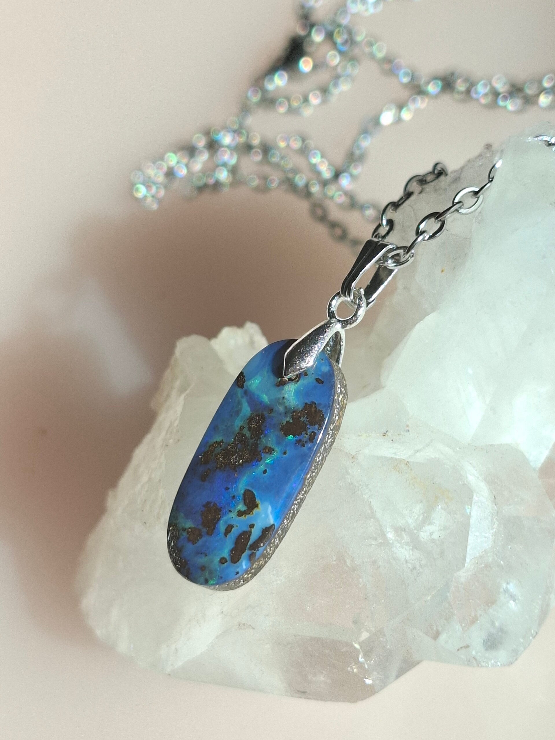 Pendentif opale australienne 20x9mm boulder pleine