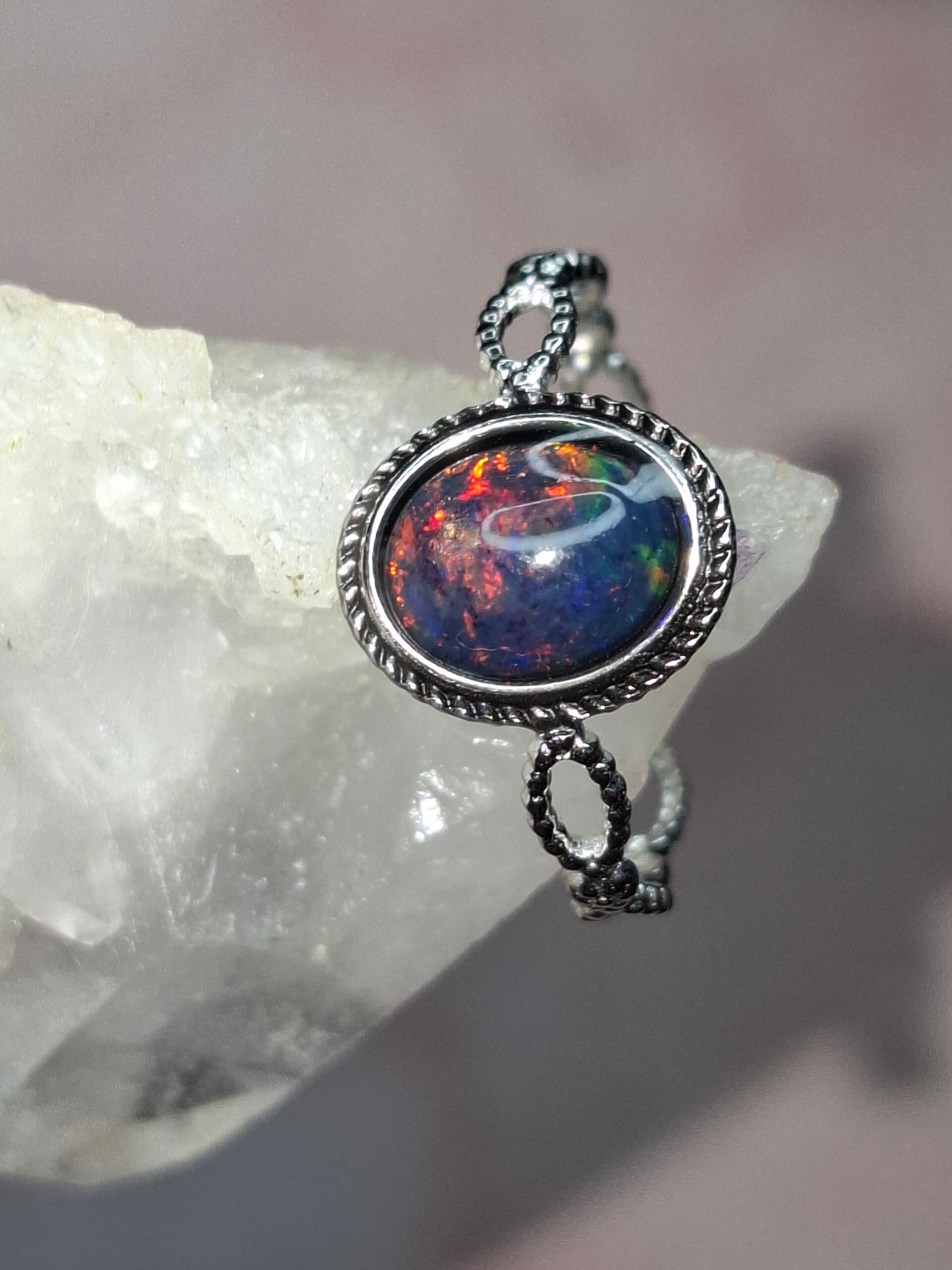 Bague ajustable opale 8x6mm Noire smock éthiopienne