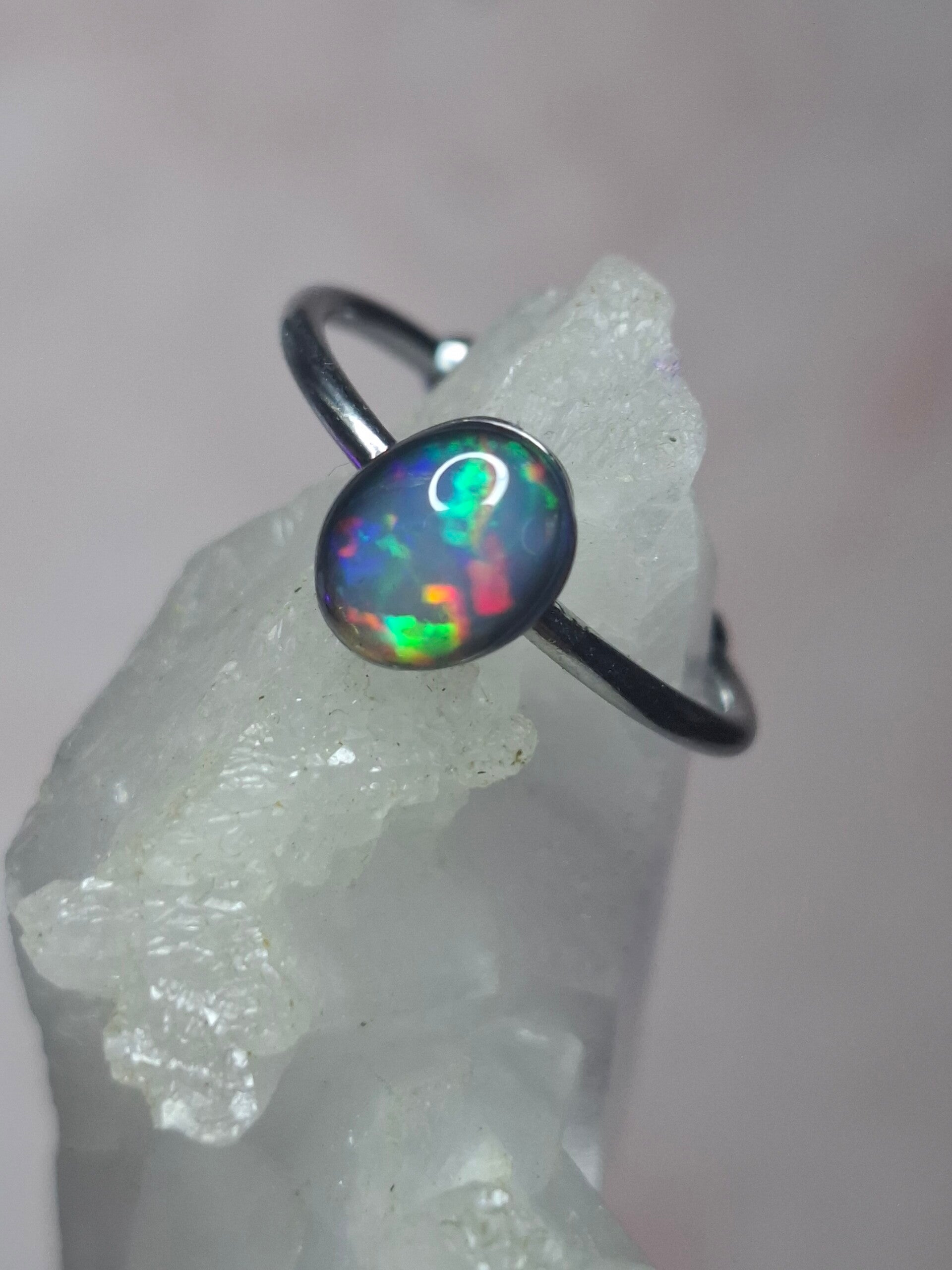 Bague ajustable opale 7x5mm arc en ciel