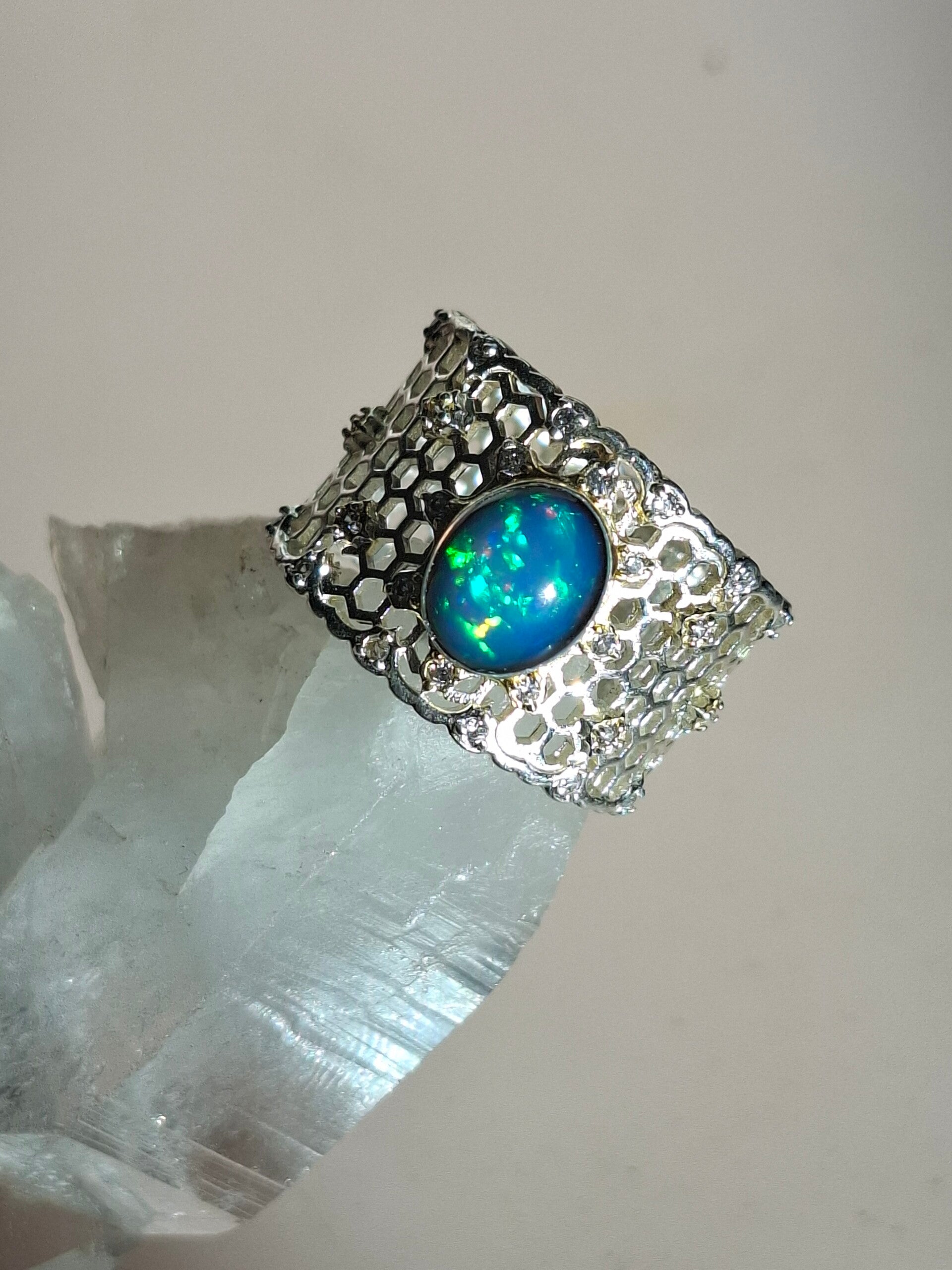 Bague ajustable opale 8x6mm welo pailleté arc en ciel