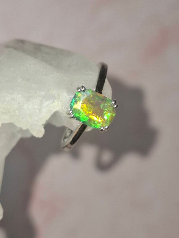 Bague ajustable argent et opale verte 9x7mm éthiopienne