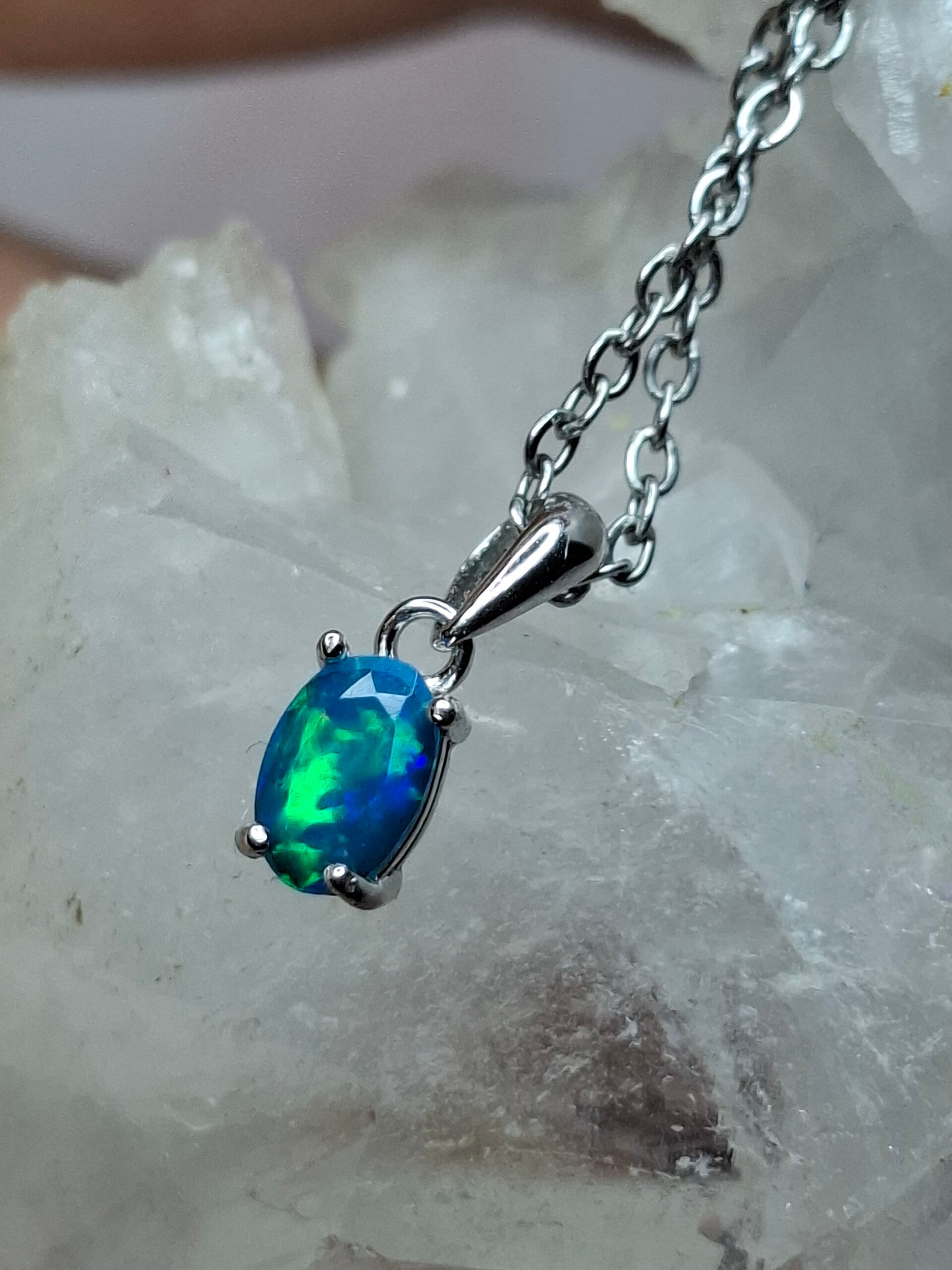 Pendentif opale bleu paraiba 6x4mm éthiopienne