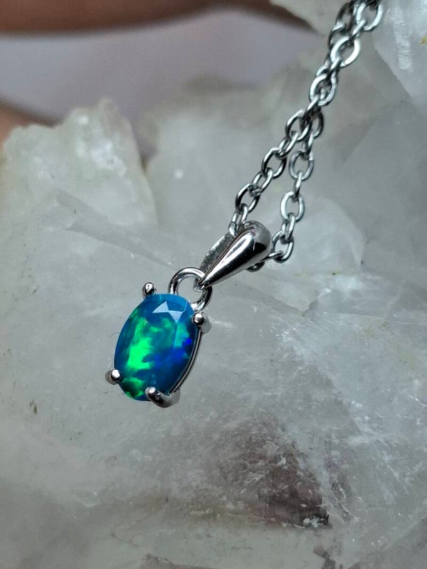 Pendentif opale bleu paraiba 6x4mm éthiopienne