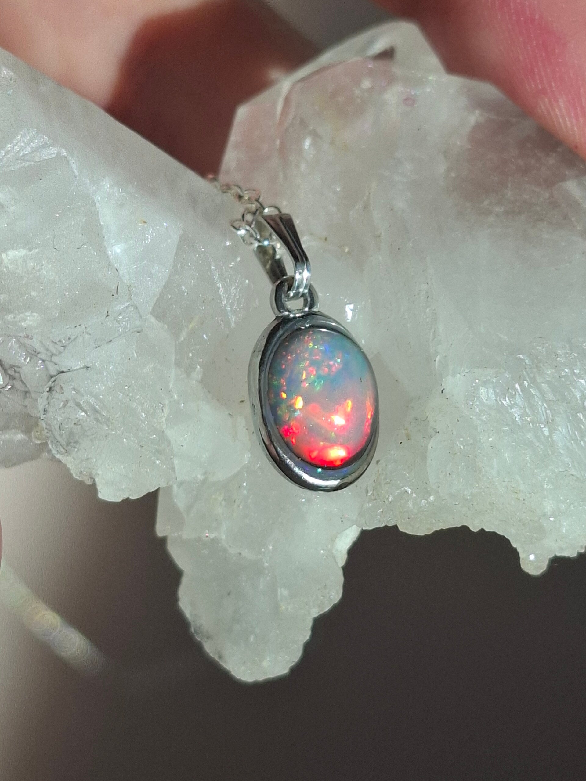 Pendentif opale 10x6mm éthiopienne dodue naturelle