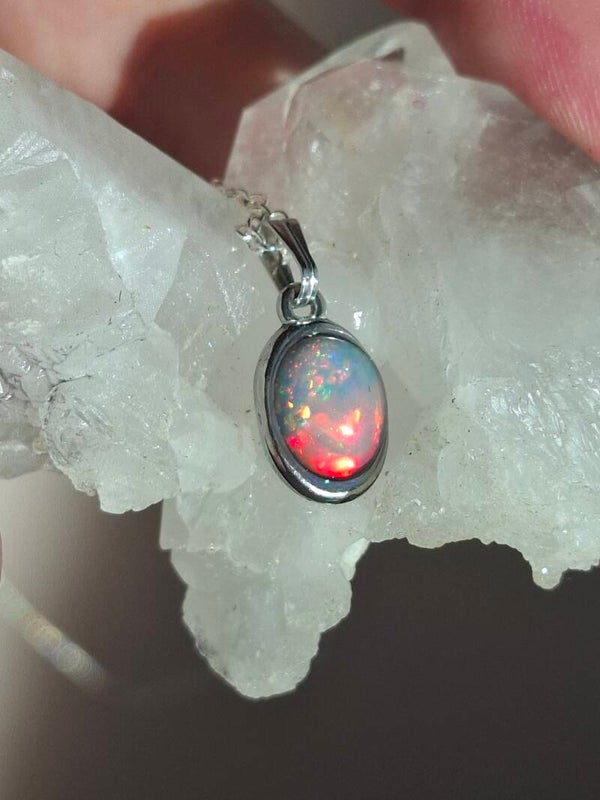 Pendentif opale 10x6mm éthiopienne dodue naturelle