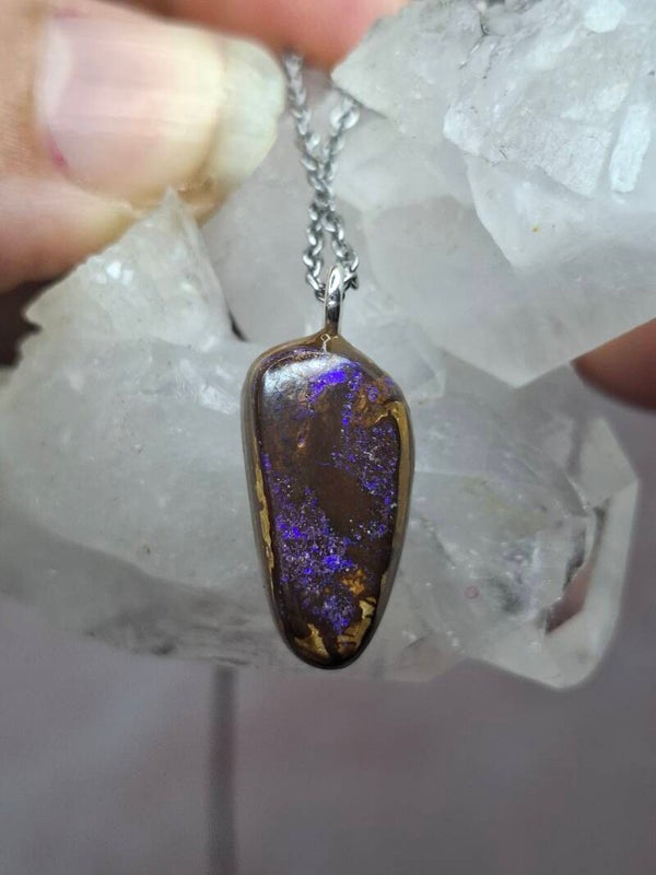 Pendentif opale boulder 20x9mm veine violet australienne non hydrophane