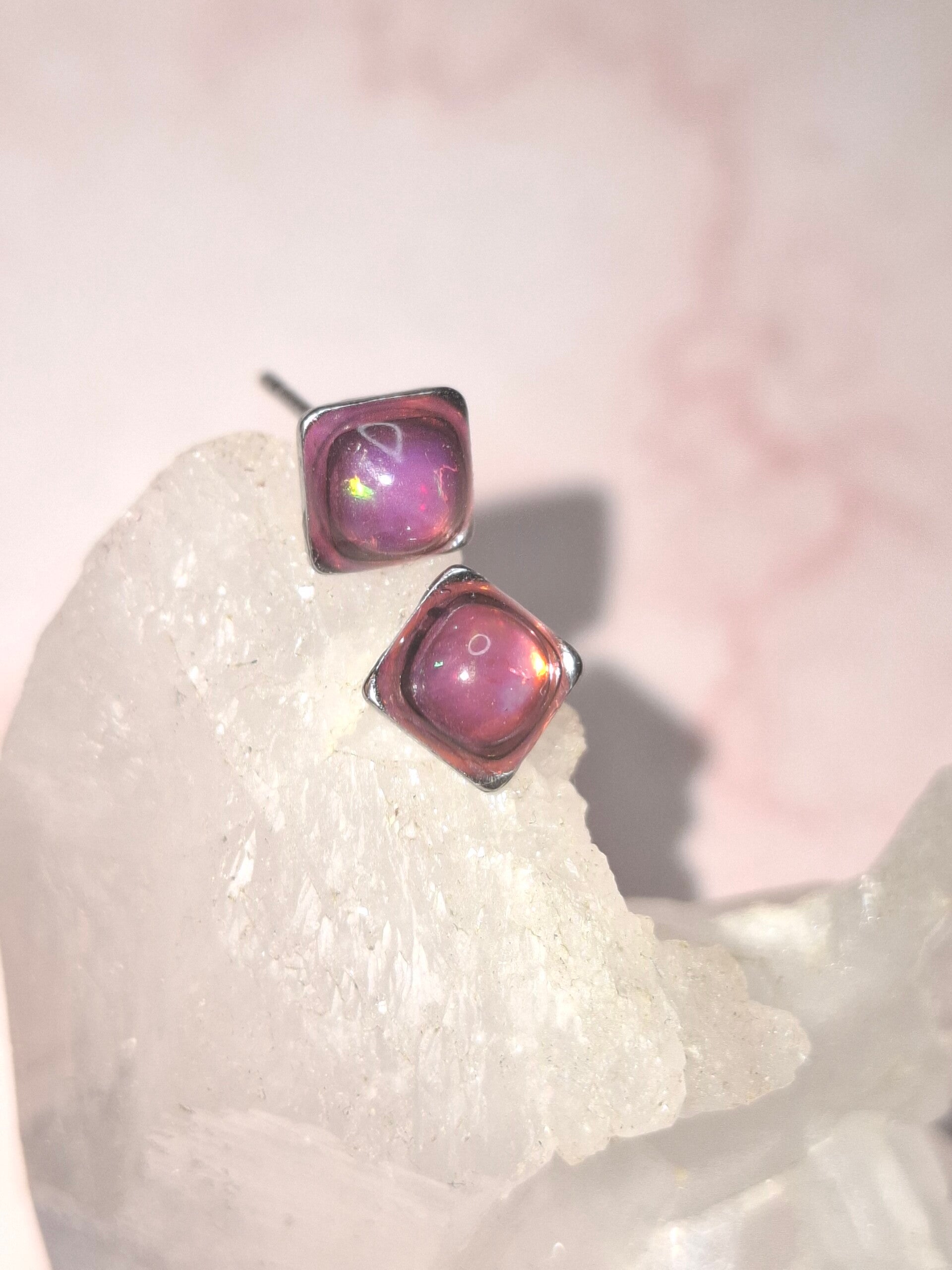 Boucles doreille opale 5mm carré fushia éthiopienne