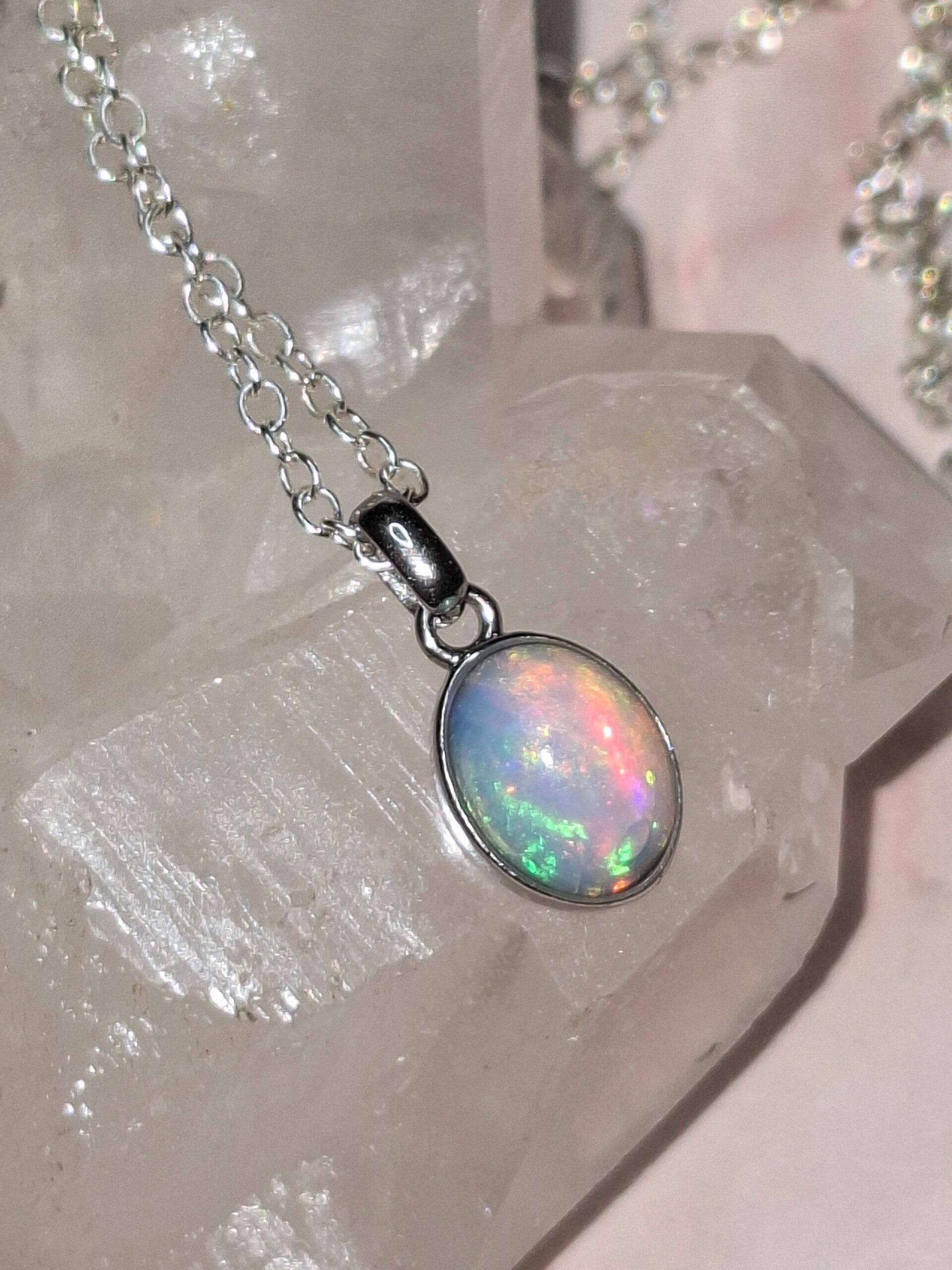 Pendentif opale 8x6mm éthiopienne reflet multicolore Authentique