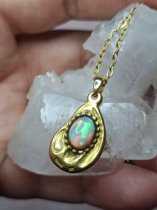 Pendentif opale 8x6mm éthiopienne véritable