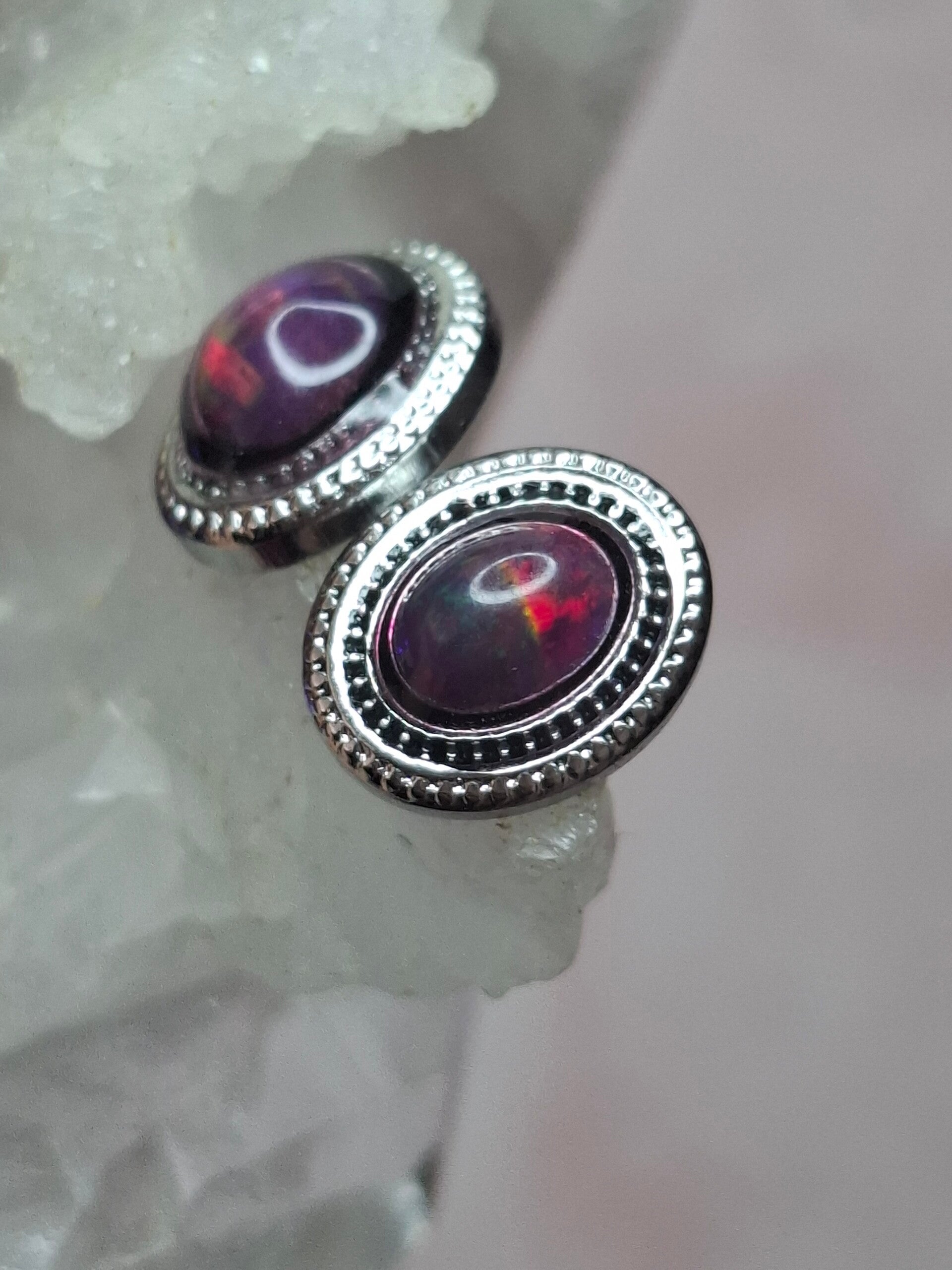 Boucles doreille 6x4mm violet opale éthiopienne