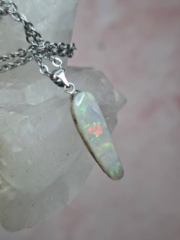 Pendentif collier opale 22x6mm semi brute cristaline australienne véritable
