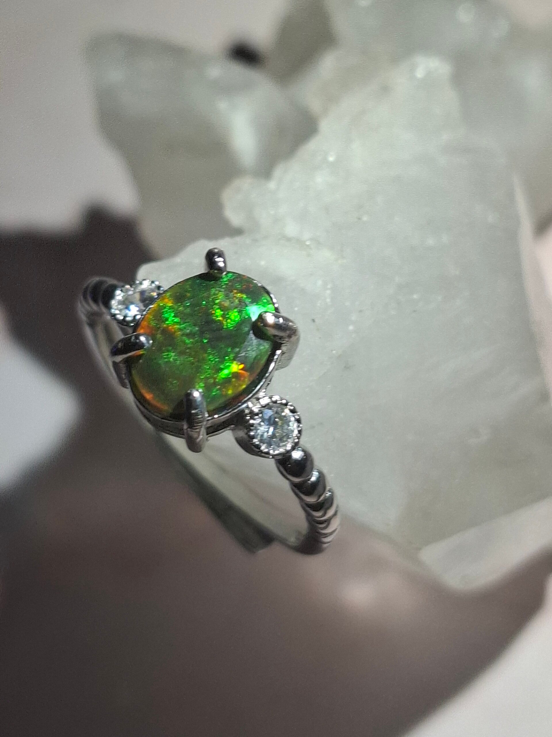 Bague opale verte 8x6mm flash orange éthiopienne naturelle