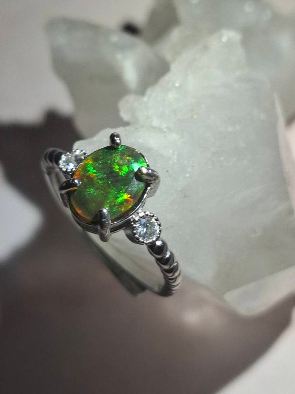 Bague opale verte 8x6mm flash orange éthiopienne naturelle