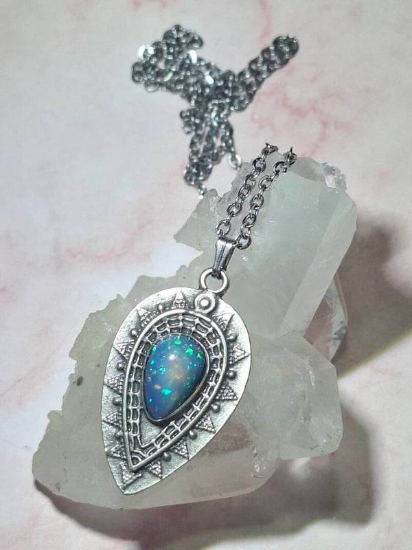 Pendentif opale, pierre de 12x8mm. Éthiopienne pailleté véritable et naturelle