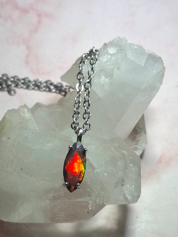 Pendentif argent opale noire, pierre de 14x6mm, flash rouge éthiopienne naturelle authentique