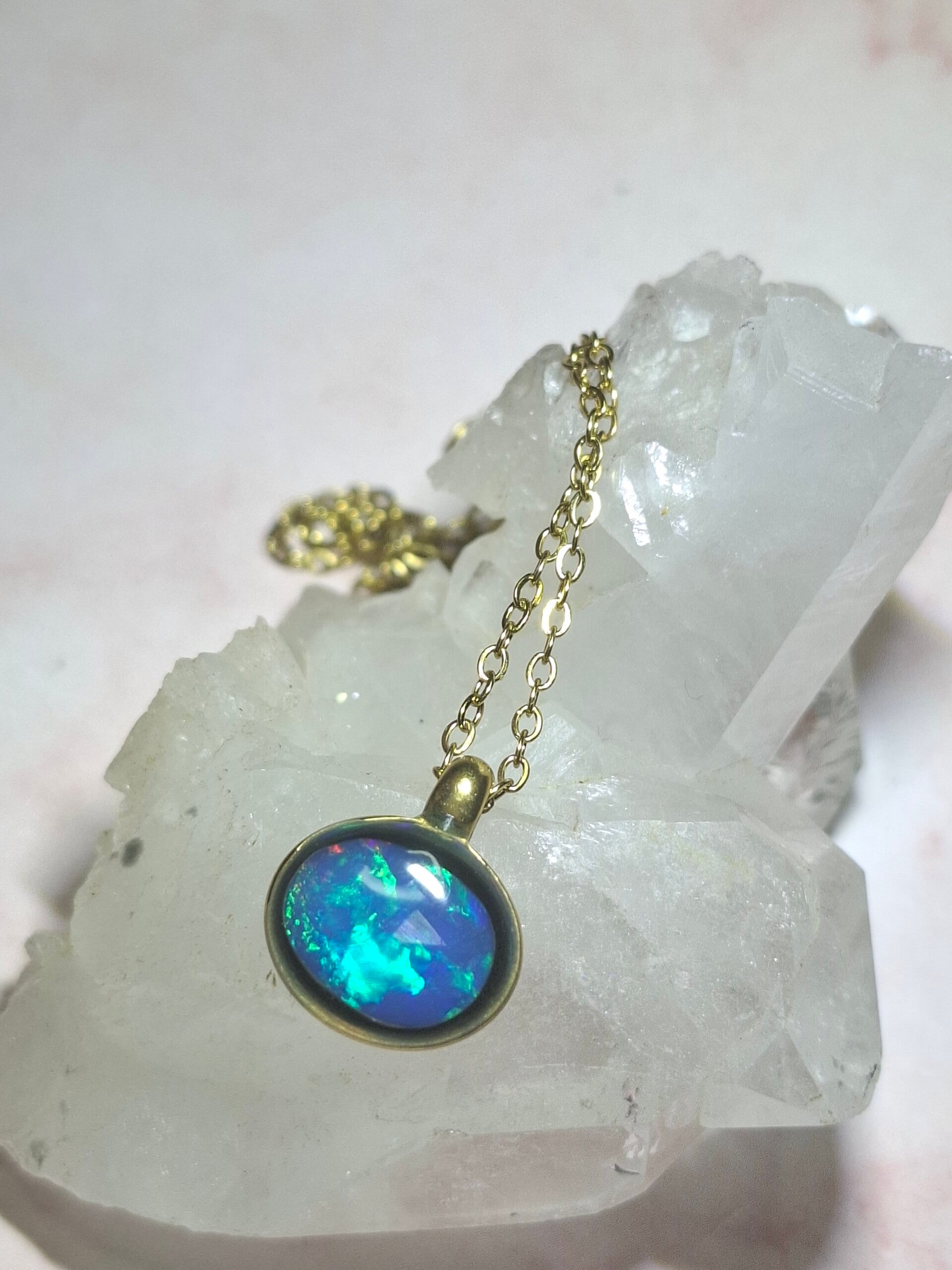Pendentif doré opale bleu 12x8mm éthiopienne paraiba véritable