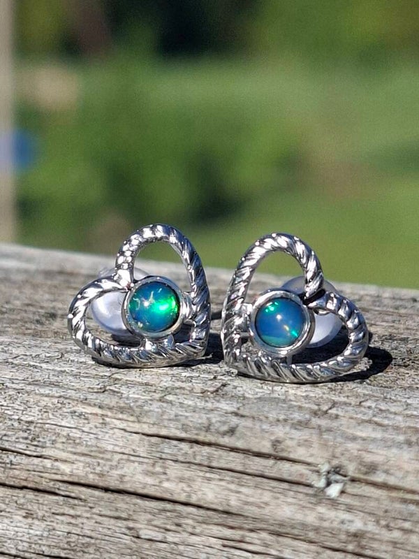 Boucles d'oreilles forme cœur avec opales welo éthiopienne authentique