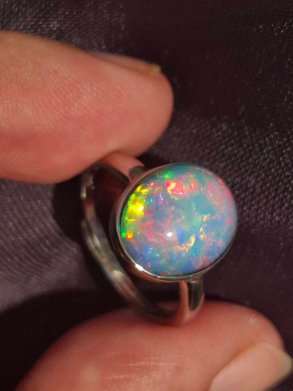 Bague argent opale blanche reflet intense, pierre de 13x10mm, éthiopienne