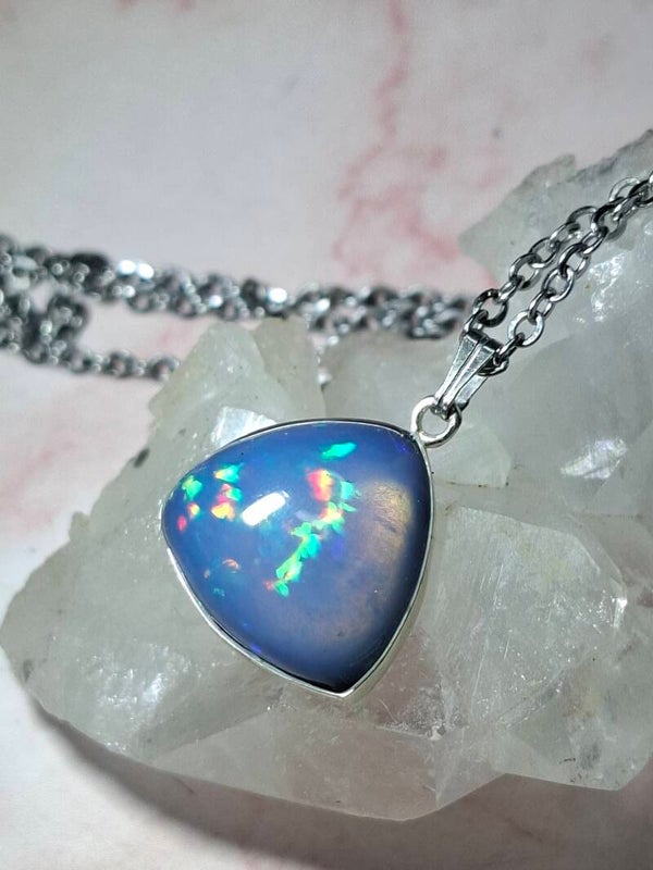 Pendentif argent 925 opale authentique trillion. Pierre 16mm de 8,50 carats Éthiopienne