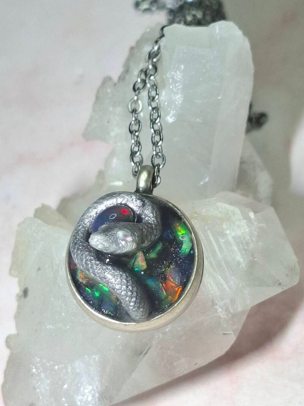 Pendentif atypique, nid de serpent 🐍. Pierres opales authentique