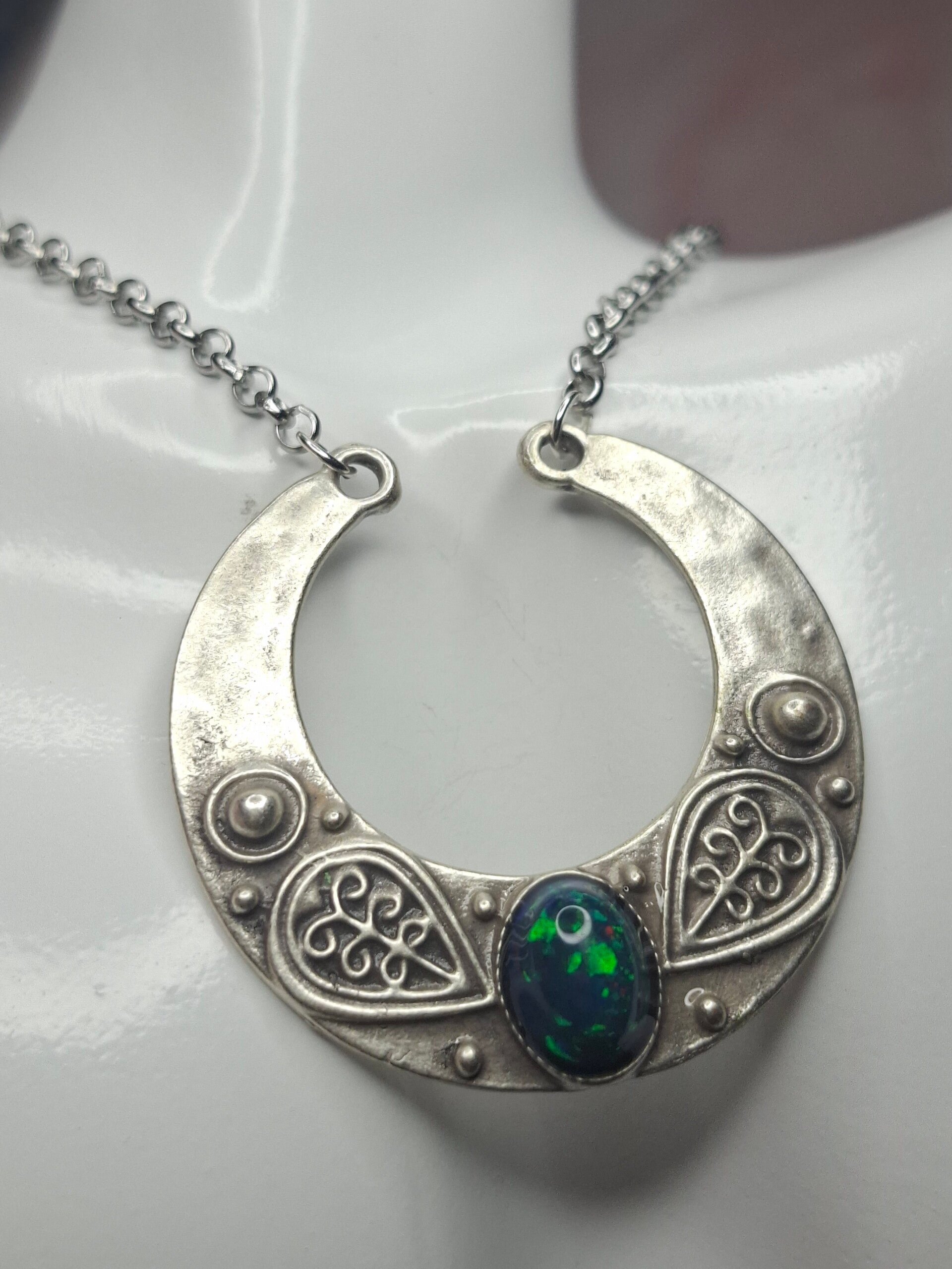 Collier pendentif talisman avec opale éthiopienne authentique. Pierre de 10x7mm véritable