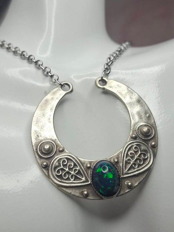 Collier pendentif talisman avec opale éthiopienne authentique. Pierre de 10x7mm véritable