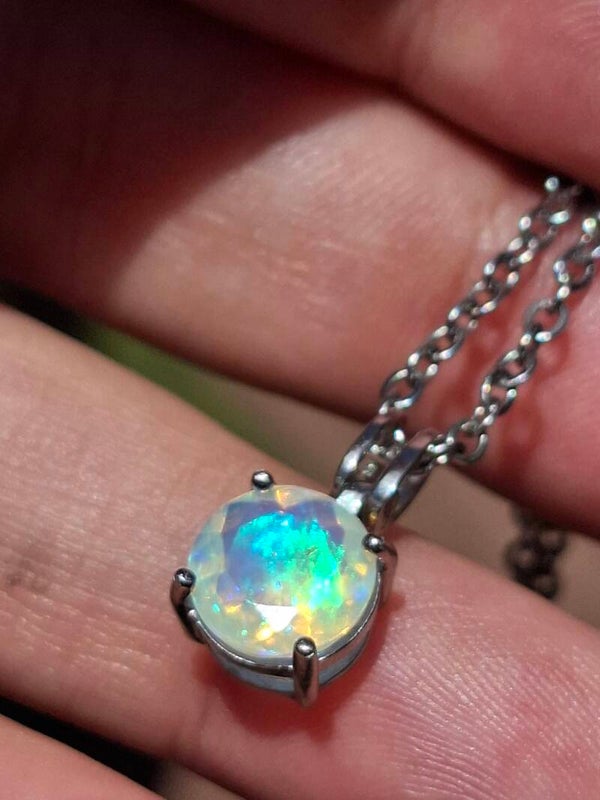 Pendentif argent solitaire, opale 9/8mm. Welo cristal galaxie éthiopienne