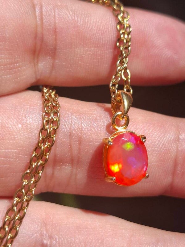 Pendentif s925 plaqué or et opale rouge orangé arlequin, pierre éthiopienne de 10x8mm véritable