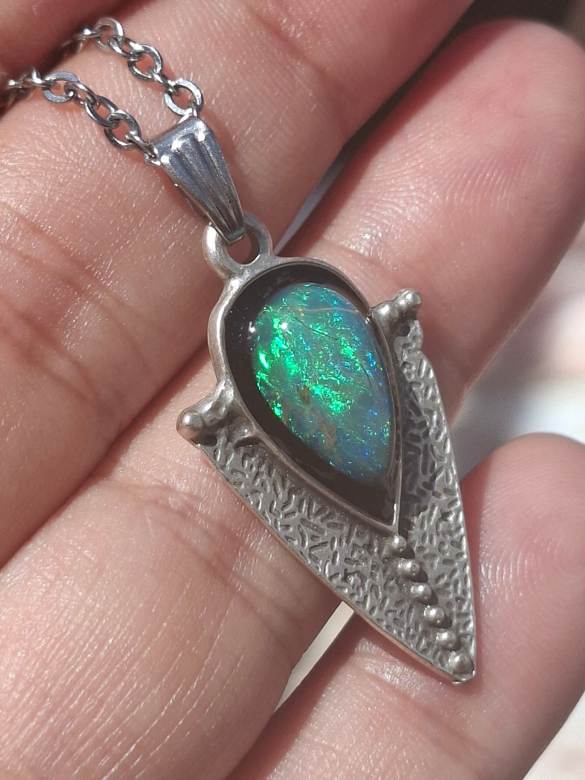 Pendentif esprit pointe de flèche. Opale éthiopienne Pierre de 11x8mm atypique.