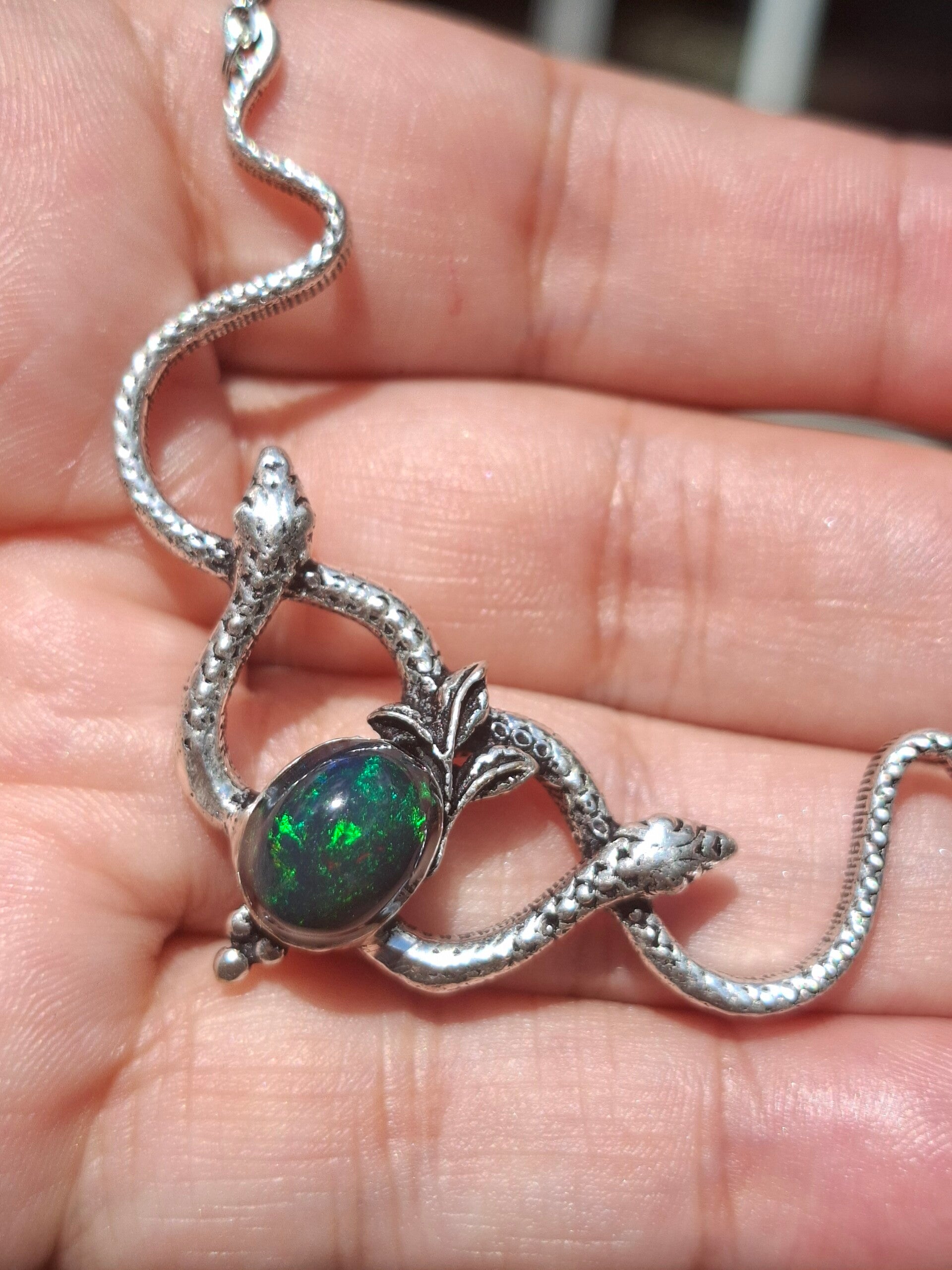 Pendentif serpent 🐍 avec opale noire éthiopienne. Pierre véritable de 10x8mm de 2,1 carats