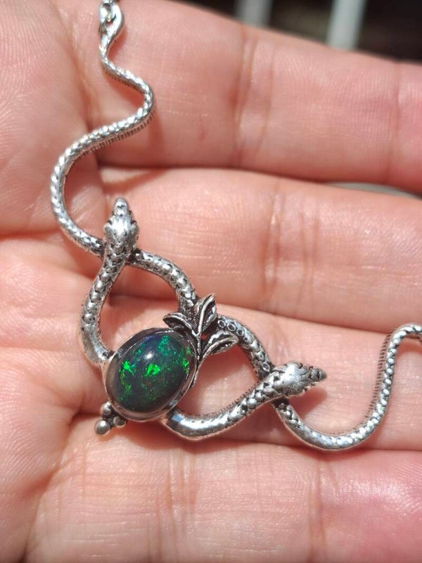 Pendentif serpent 🐍 avec opale noire éthiopienne. Pierre véritable de 10x8mm de 2,1 carats