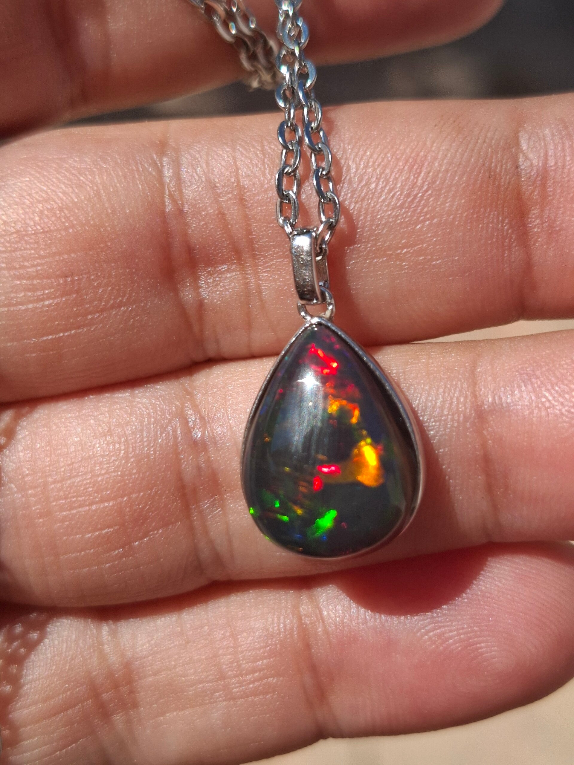 Pendentif argent et opale noire, pierre de 17x12mm, arlequin opalescence forte