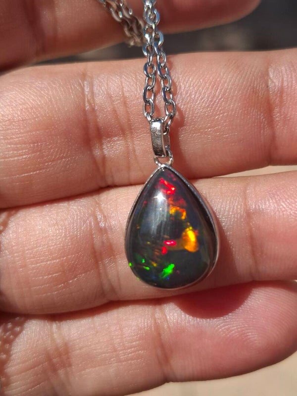 Pendentif argent et opale noire, pierre de 17x12mm, arlequin opalescence forte