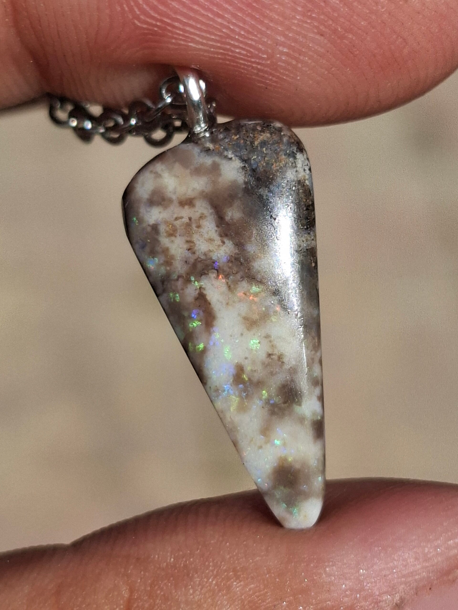 Pendentif opale trillion, pierre australienne de 23x10mmnon hydrophane