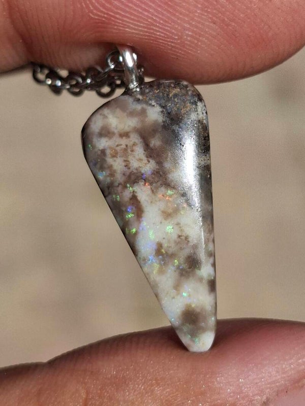Pendentif opale trillion, pierre australienne de 23x10mmnon hydrophane