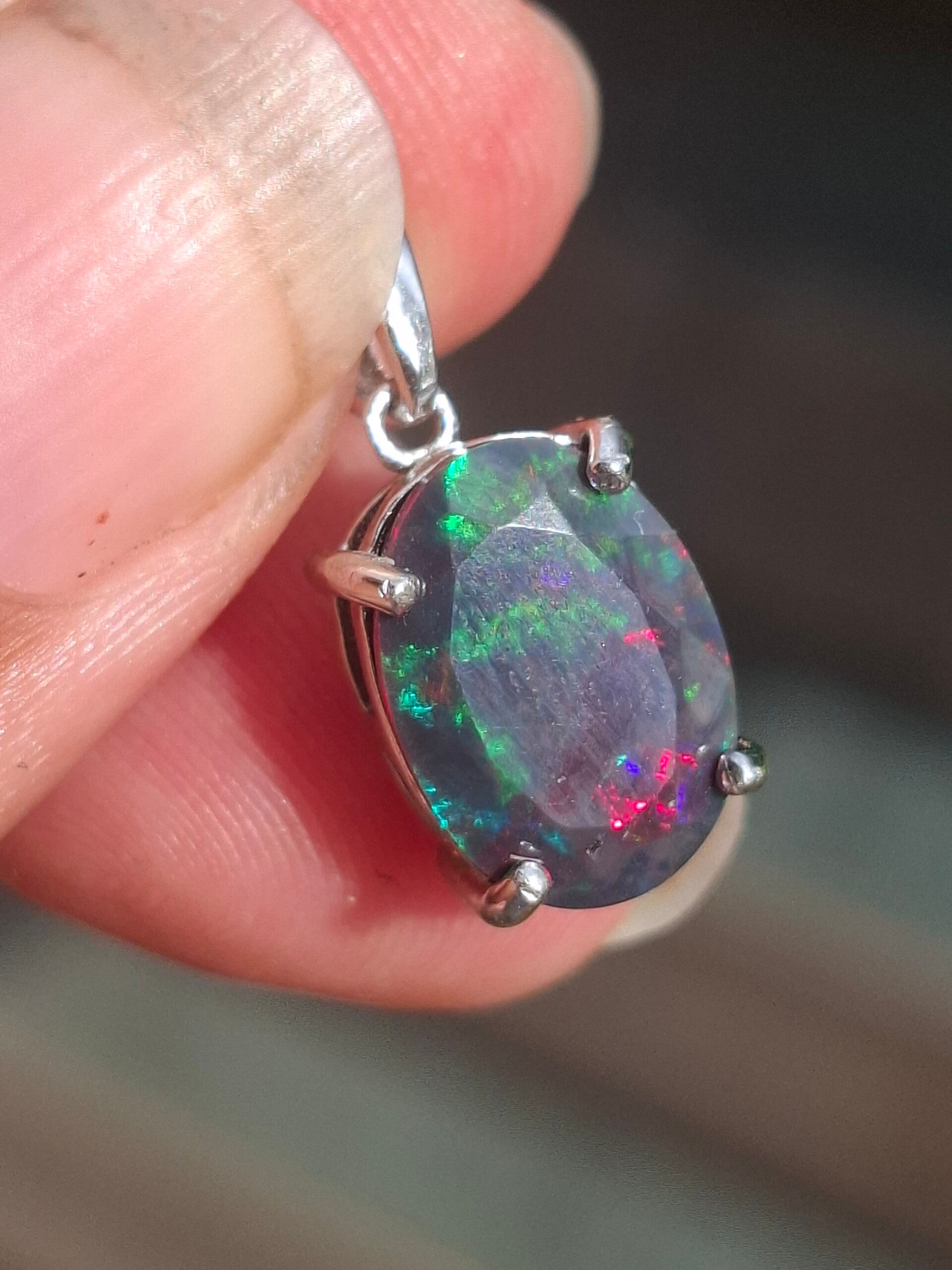 Pendentif opale noire 12x9mm facettes éthiopienne